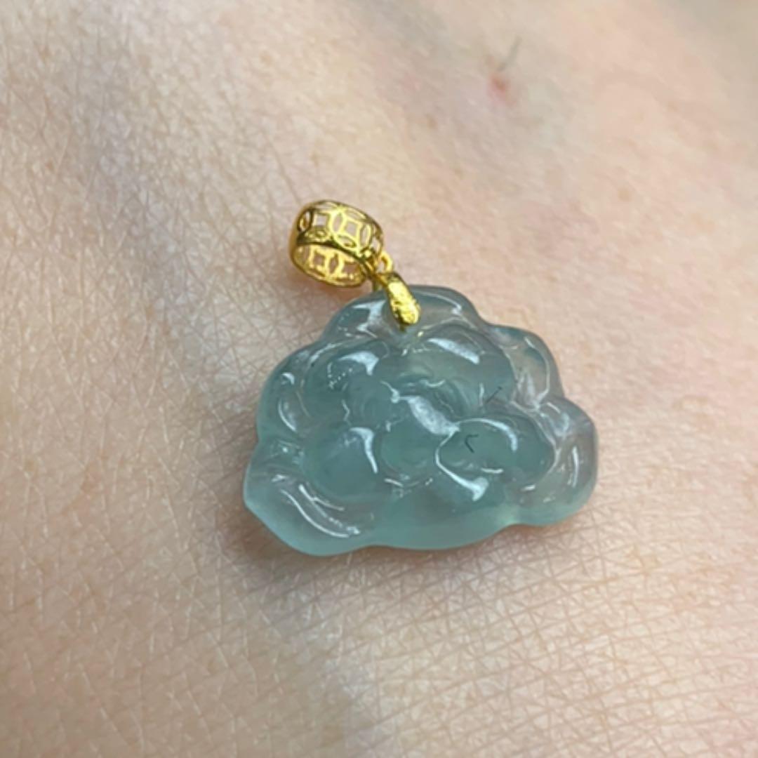 本翡翠ペンダント　k18 蓮花　グァテマラ産　氷種ヒスイ　小さめ天然石 可愛い