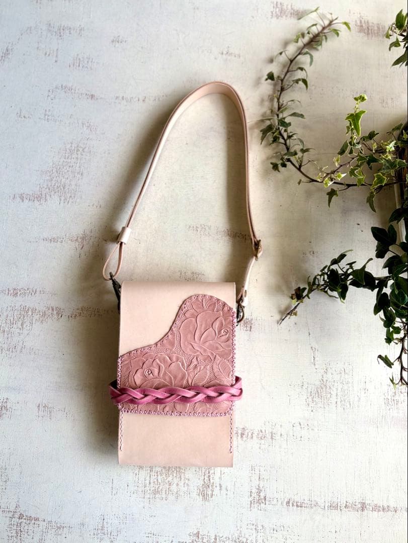 気まぐれお値引き中　ヌメ革ナチュラル、ローズ型押しピンクの蓋付きシザーケース