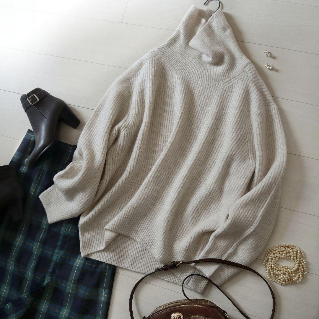 新品淡雪エクリュホワイトアーバンリサーチドロップショルダータートルネックニット