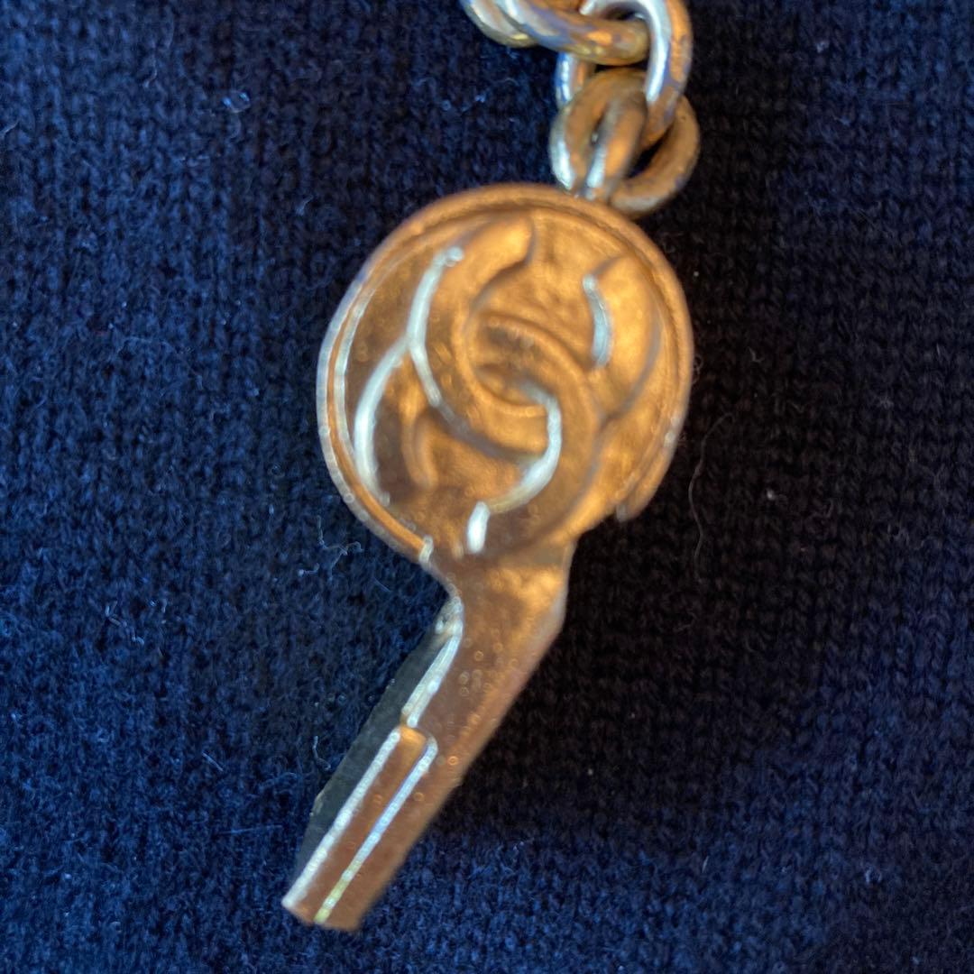 CHANEL　ゴールド ホイッスル型キーホルダー