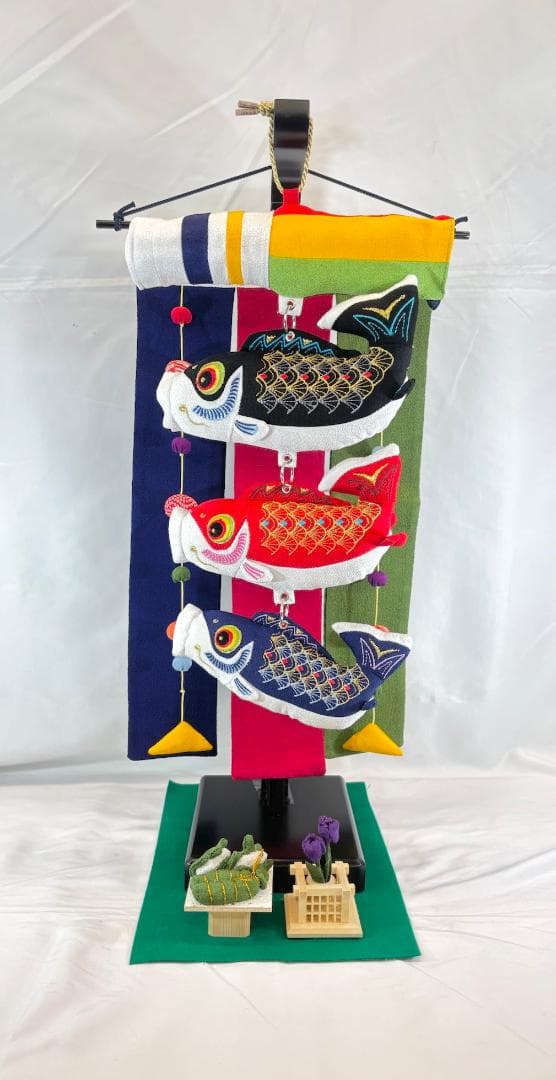 ちりめん鯉のぼり 三色特小(ｃ) ちまき・あやめ付き タペストリー式スタンド付