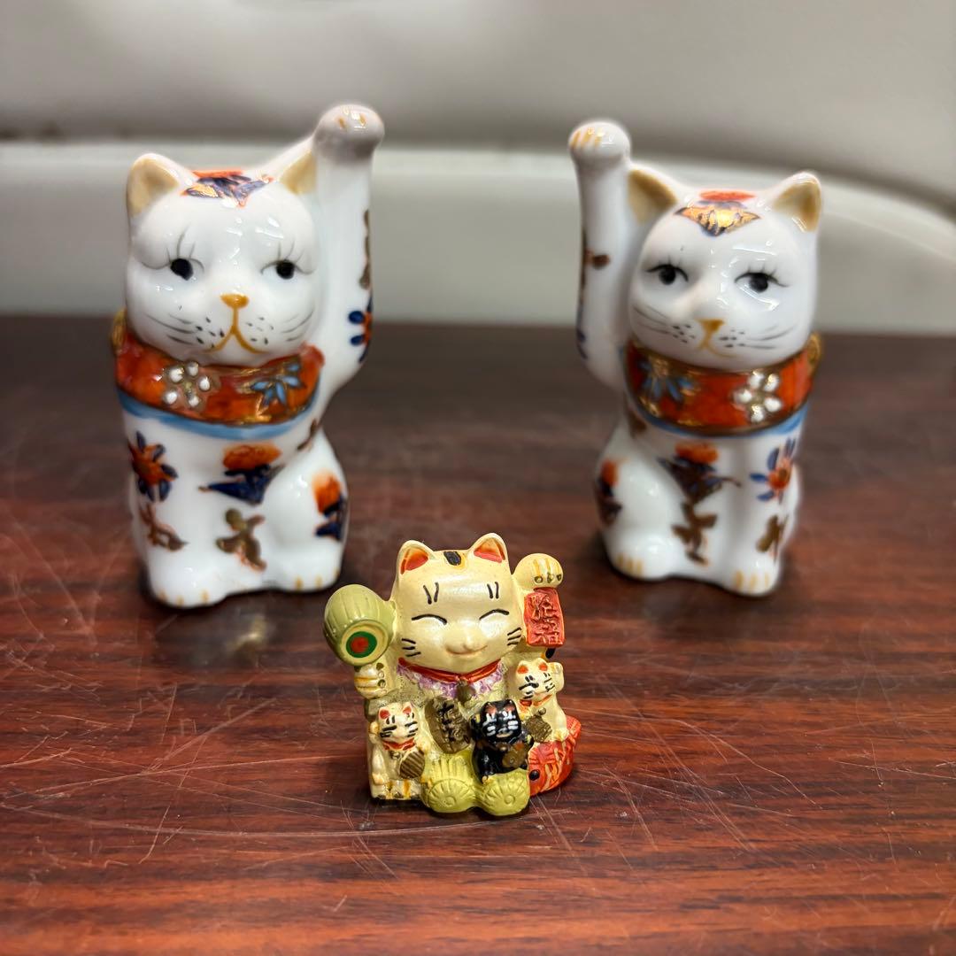 ＡＴー２０２ とても珍しい頭より手の高い招き猫 陶器製 花柄装飾 3体セット