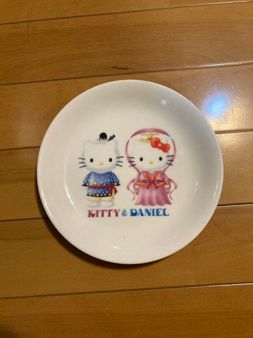 未使用キティーちゃんダニエル月ごと違うお皿12枚セット