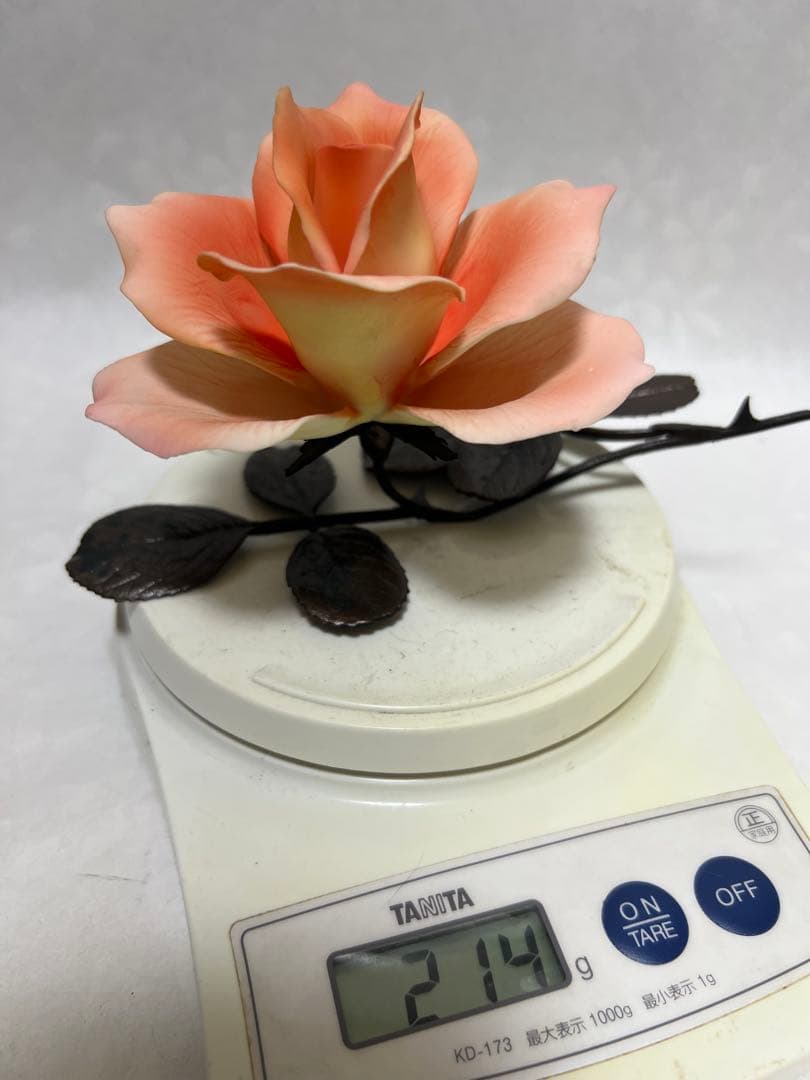 金属製の茎と葉を持つ黄色いバラで作品は装飾品としてだけでなく芸術作品2本セット