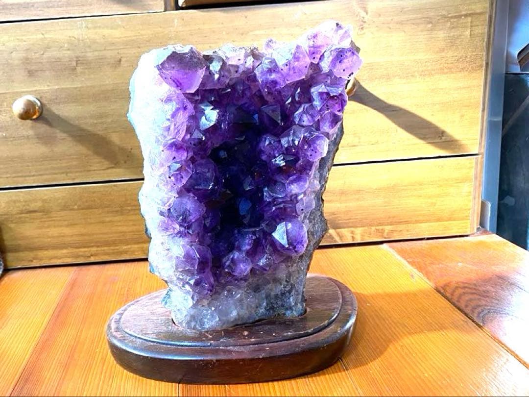 アメジスト クラスター 約2.3キログラム 木製台座付き