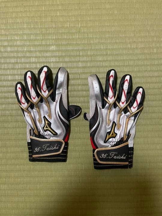 NPB東京ヤクルトスワローズ時代の廣岡大志バッティング手袋