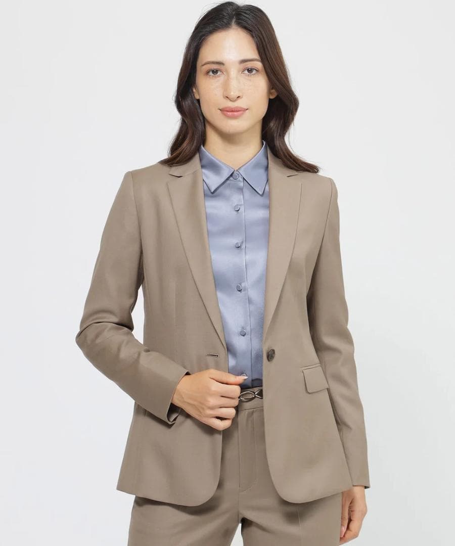 美品【ウォッシャブル/防シワ性】ウーステッドクリアツイル パンツスーツ　ベージュ