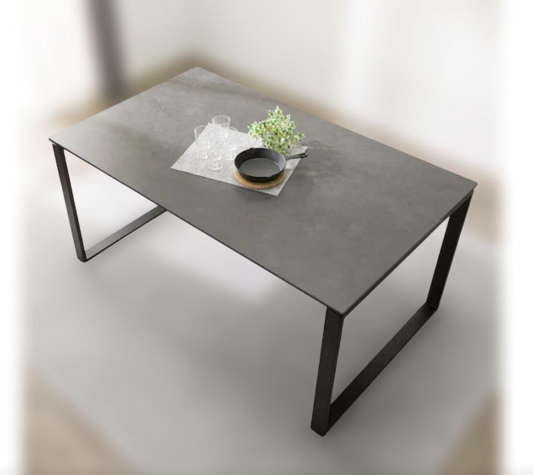 黒いガラスと金属のダイニングテーブル