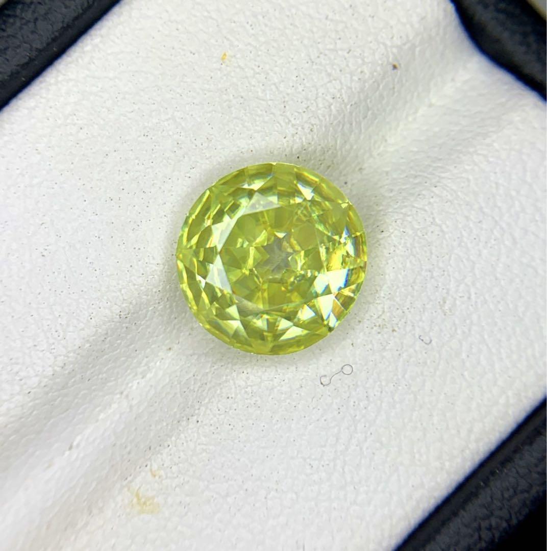 ラウンドカットのイエローファイアスフェーン宝石。「GIL 認定」