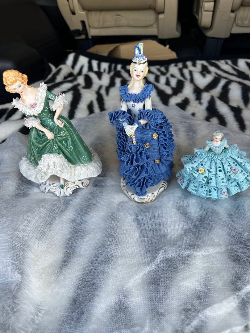 陶器製フリル人形 青色と緑色