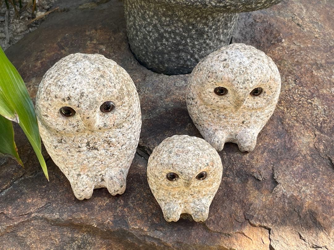 フクロウ3羽(石の手彫り)
