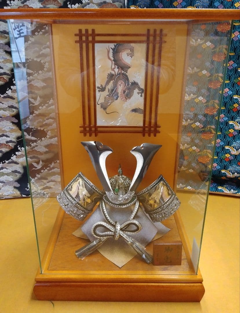 ［コロナ応援特価！］兜飾りガラスケース入り