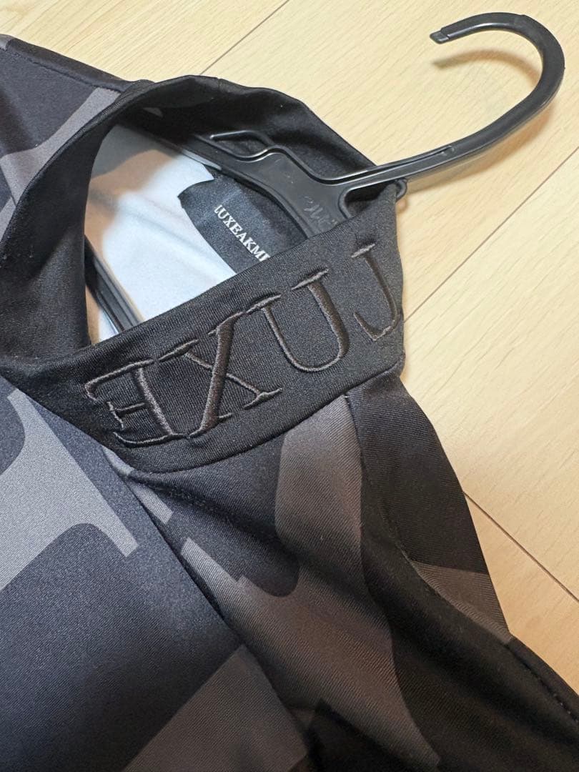 LUXEAKMPLUS ロゴデザインシャツ