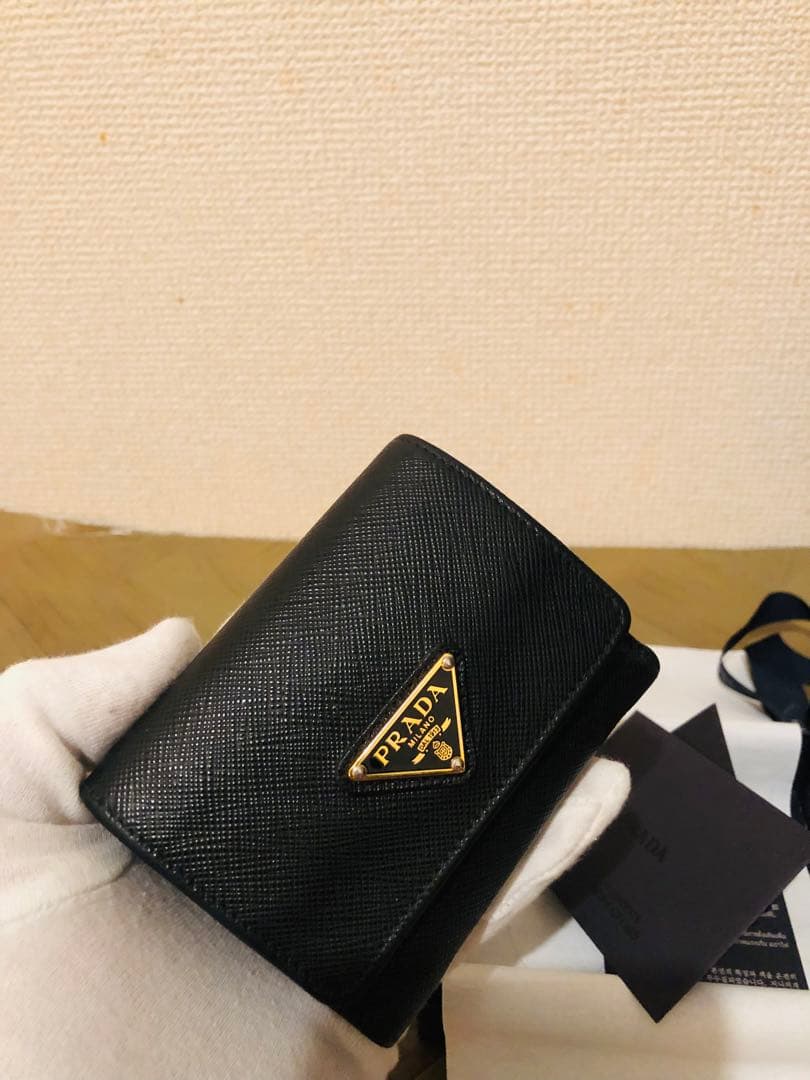 PRADA 三つ折り財布 サフィアーノ 三角ロゴ レザー 黒(ICチップ搭載)