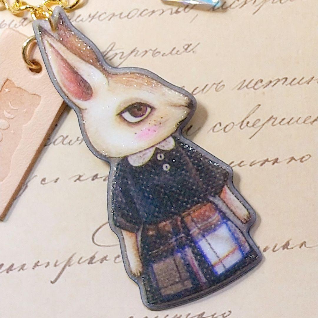 SOLD◆ハンドメイド バッグチャーム うさぎ ガラス 革タグ ビーズ