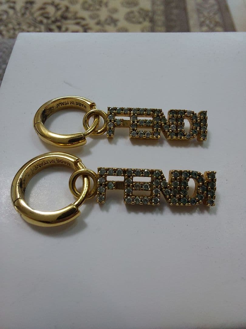 FENDI ロゴデザイン ゴールドピアス