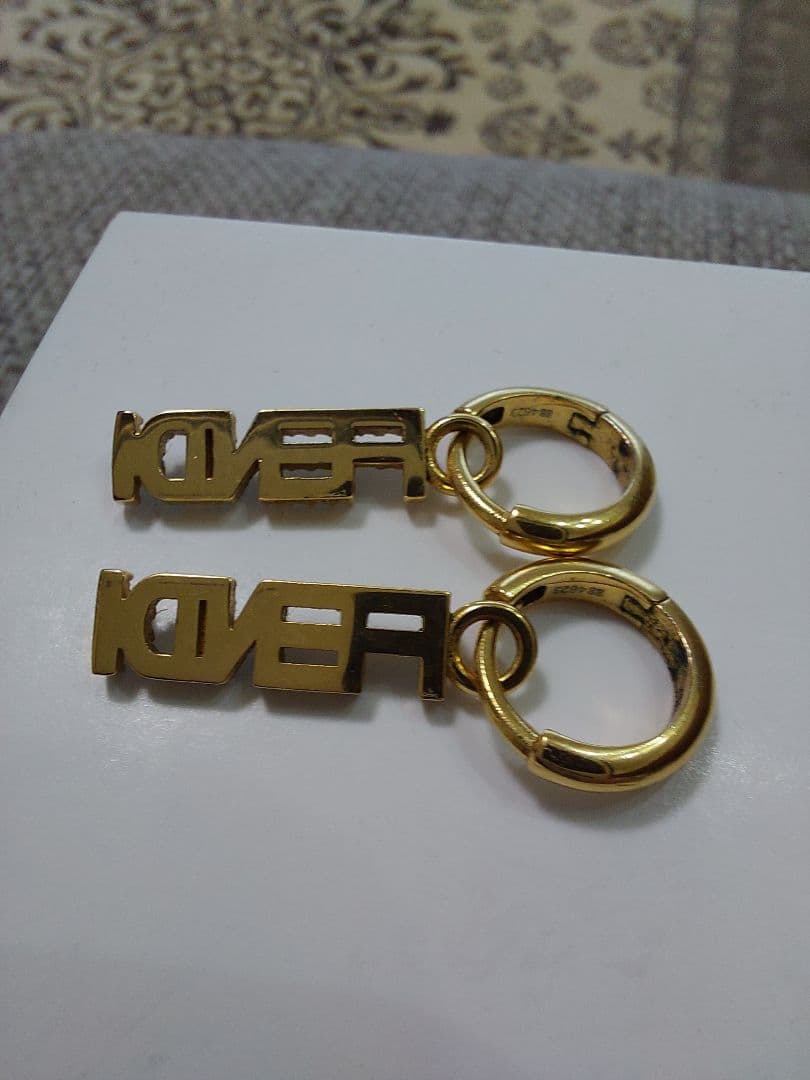 FENDI ロゴデザイン ゴールドピアス