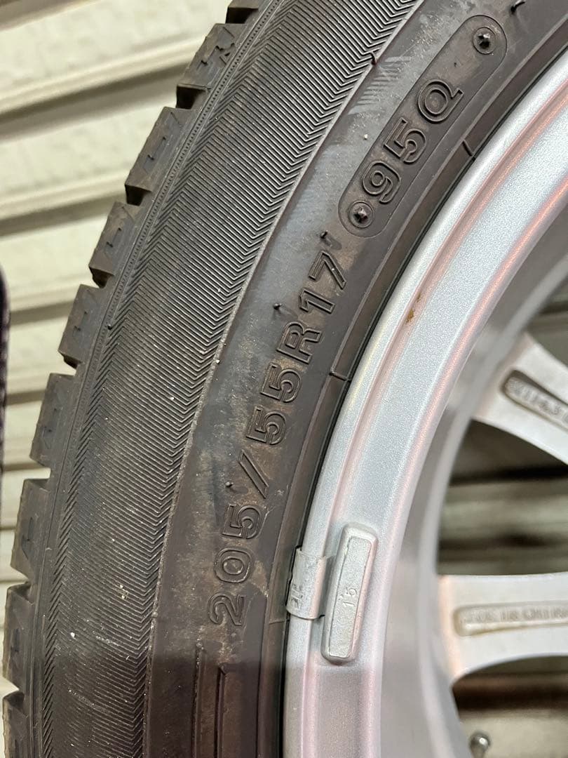 205 55 17 スタッドレスタイヤ 22年製　送料込み