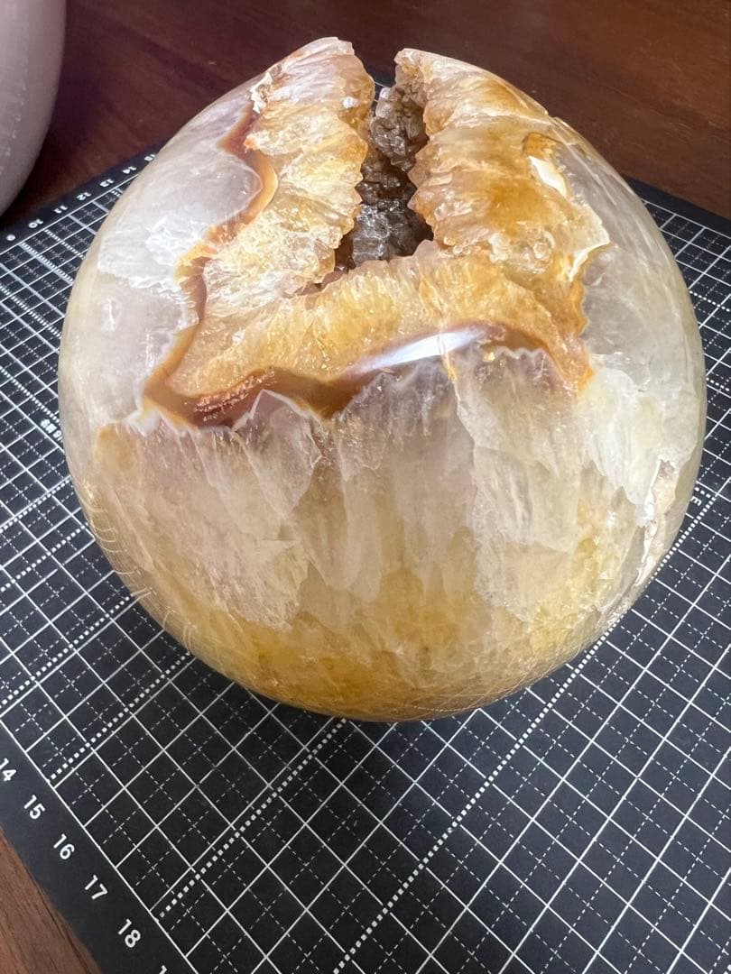 純天然笑口　重量級1.6kg 木製LED台座付き　巨大な黄色瑪瑙水晶クラスタ