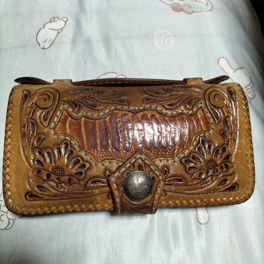 レザー長財布 花模様の彫刻