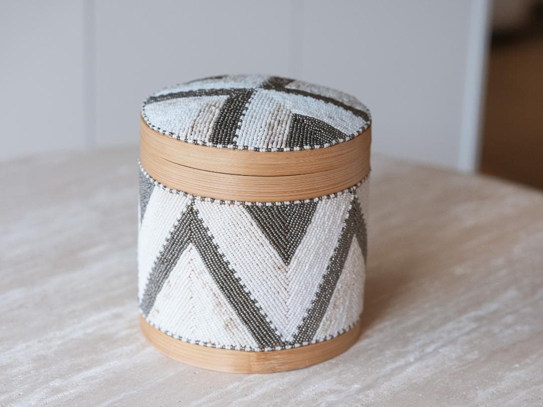 バリ島買付 ビーズ装飾 蓋付きバスケット 直径20cm 未使用 01