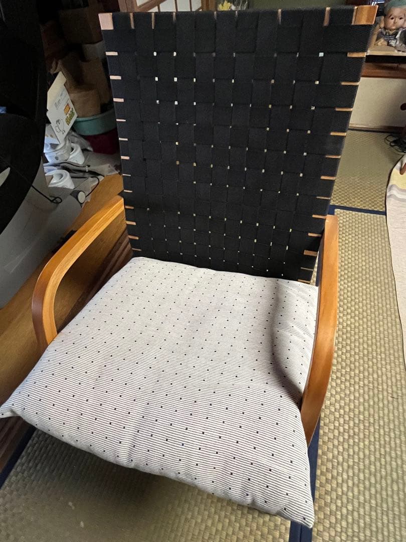 北欧風のポエングチェア。プライウッドの躯体に黒の頑丈なテープ織シンプルなデザイン