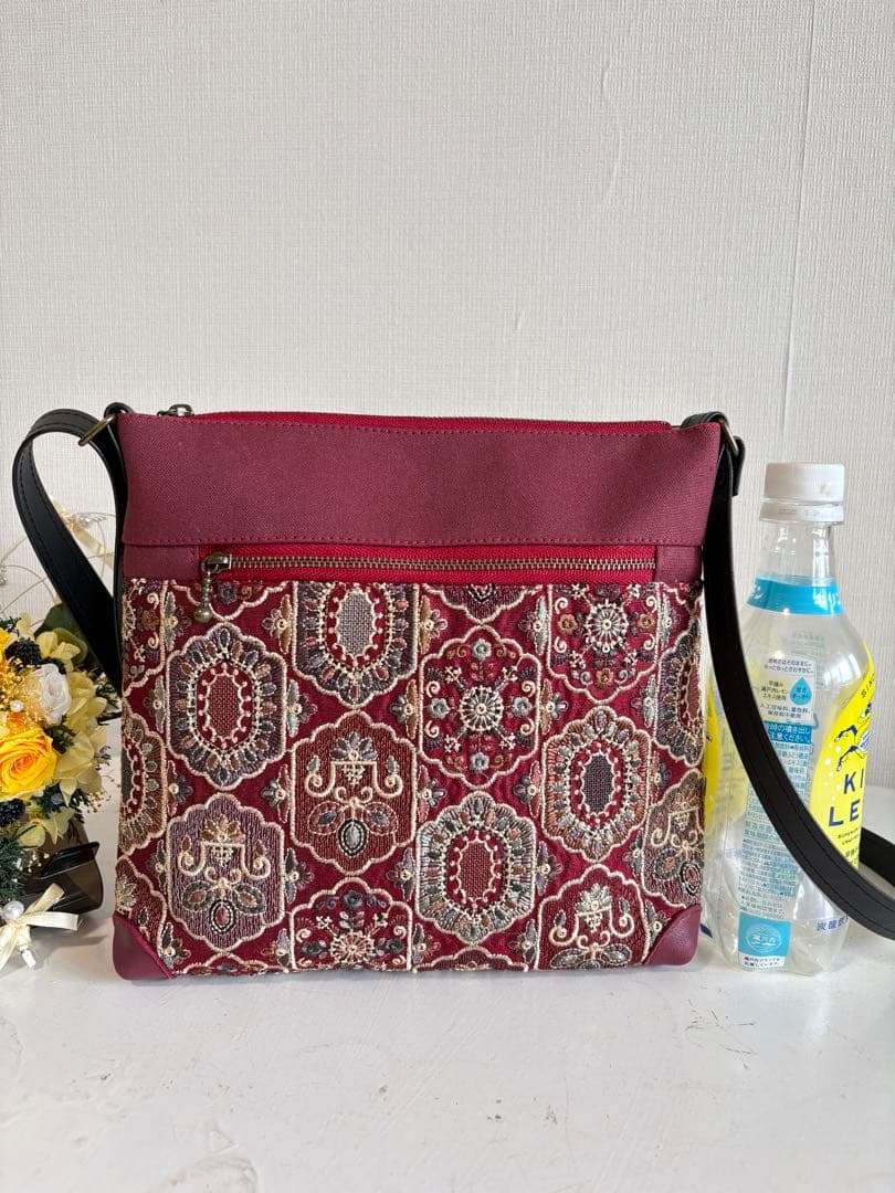 サコッシュ　少し大きめ　ワインカラー