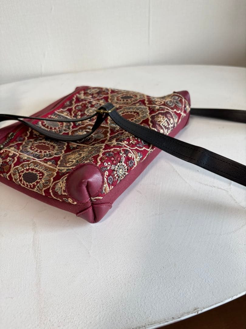 サコッシュ　少し大きめ　ワインカラー