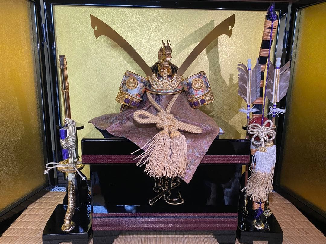 伝統的な兜飾りと刀付き