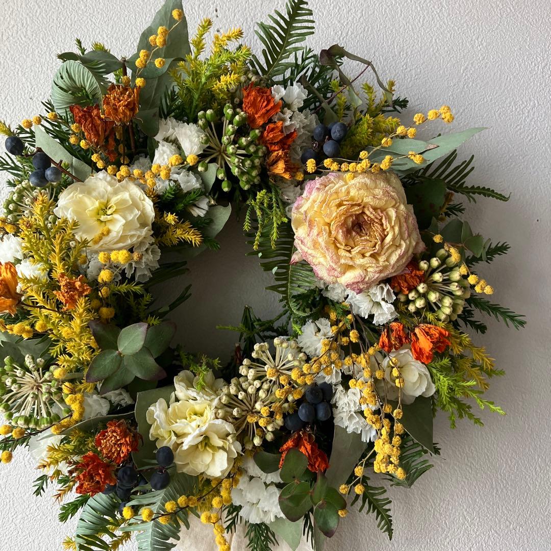 ミモザとラナンキュラスのリース　ストック　ミランドールミモザ　春　ユーカリ
