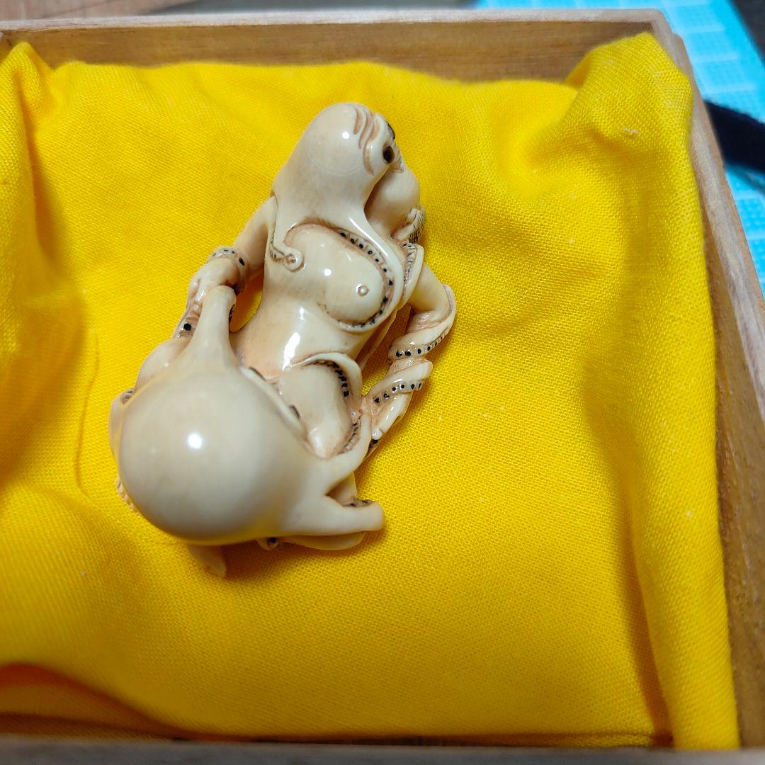 【細密彫刻】二体絡み 根付 置物 骨材質風 箱付 旧家整理品