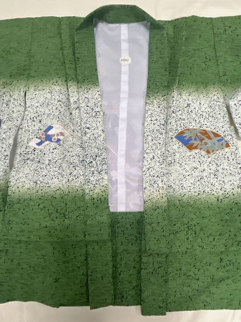 (七五三)7歳前後の男の子向けの、ダークグリーンの着物と羽織、襦袢の3点セット。