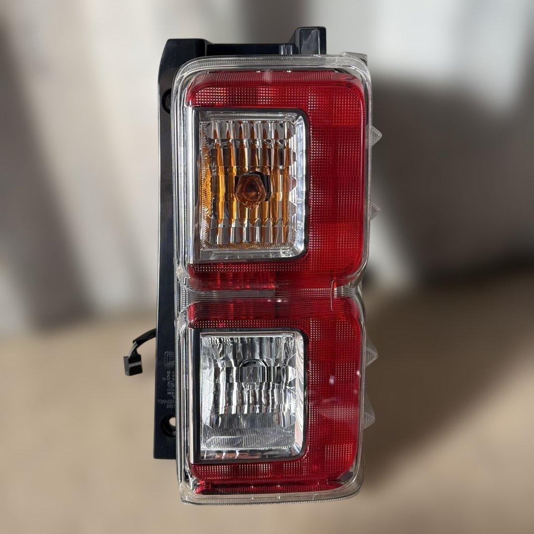 2019年 ウェイク トヨタ純正 LA700S 右テールランプ