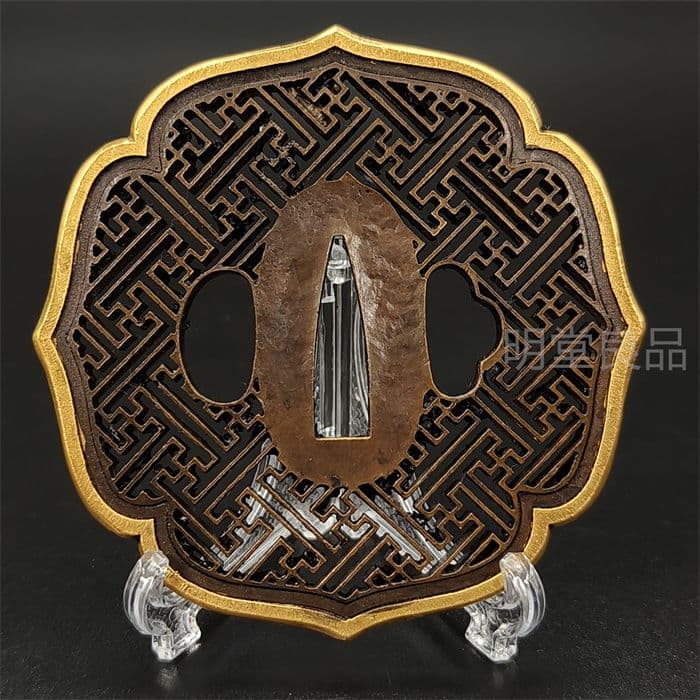 日本刀装具　刀鍔　唐草卍字の図　銅地　細工　金銀メッキ　刀剣美術　武道具