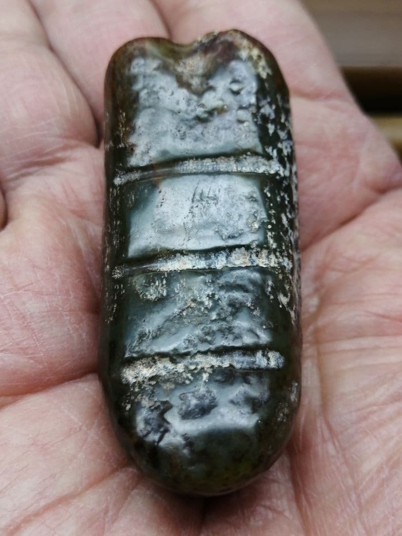 ★縄文後期『青翡翠勾玉』発掘品。6.0cm　考古学遺物　かなりの重量があります。