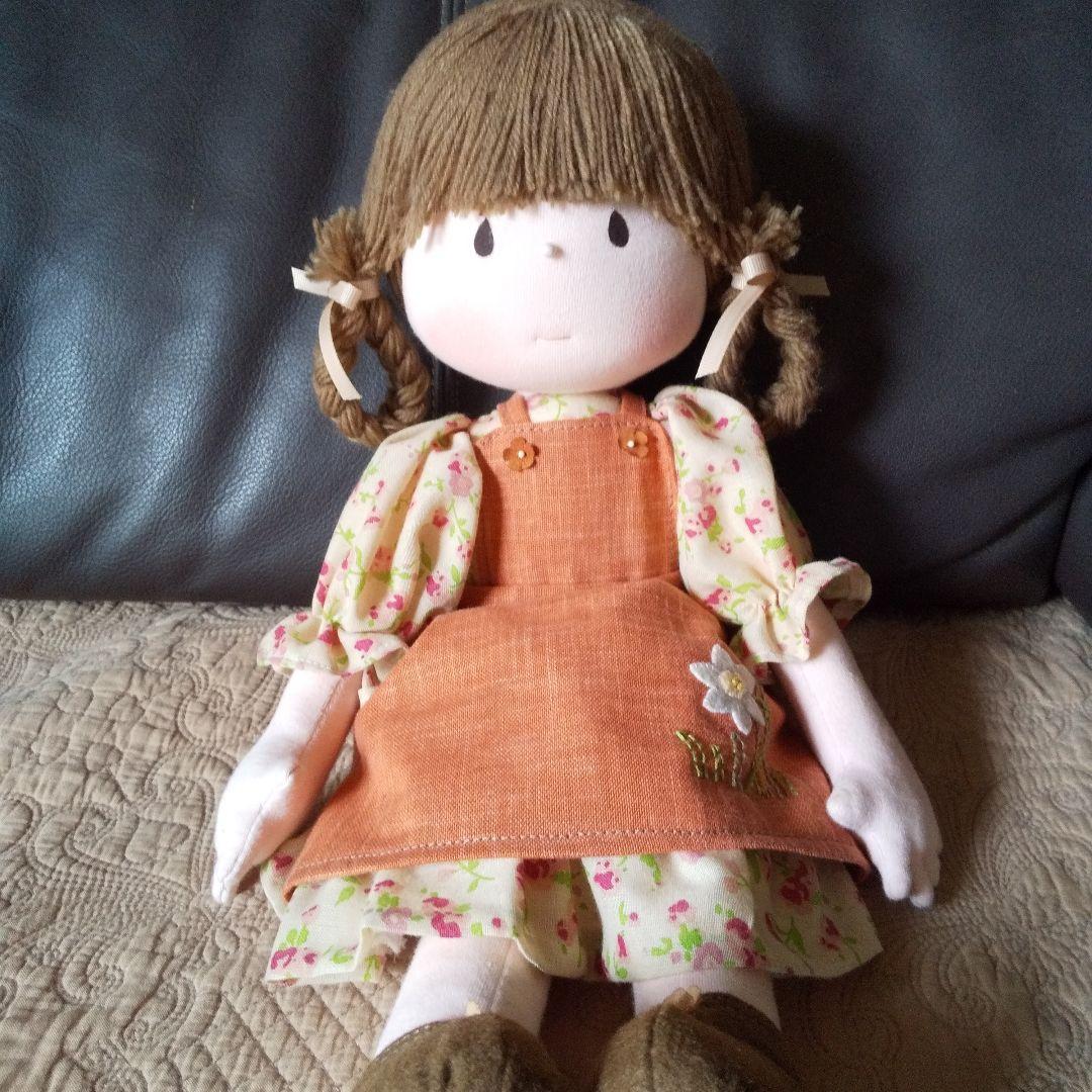 ステキなオレンジ色のエプロンを した らんちゃんです。 米山京子さん風