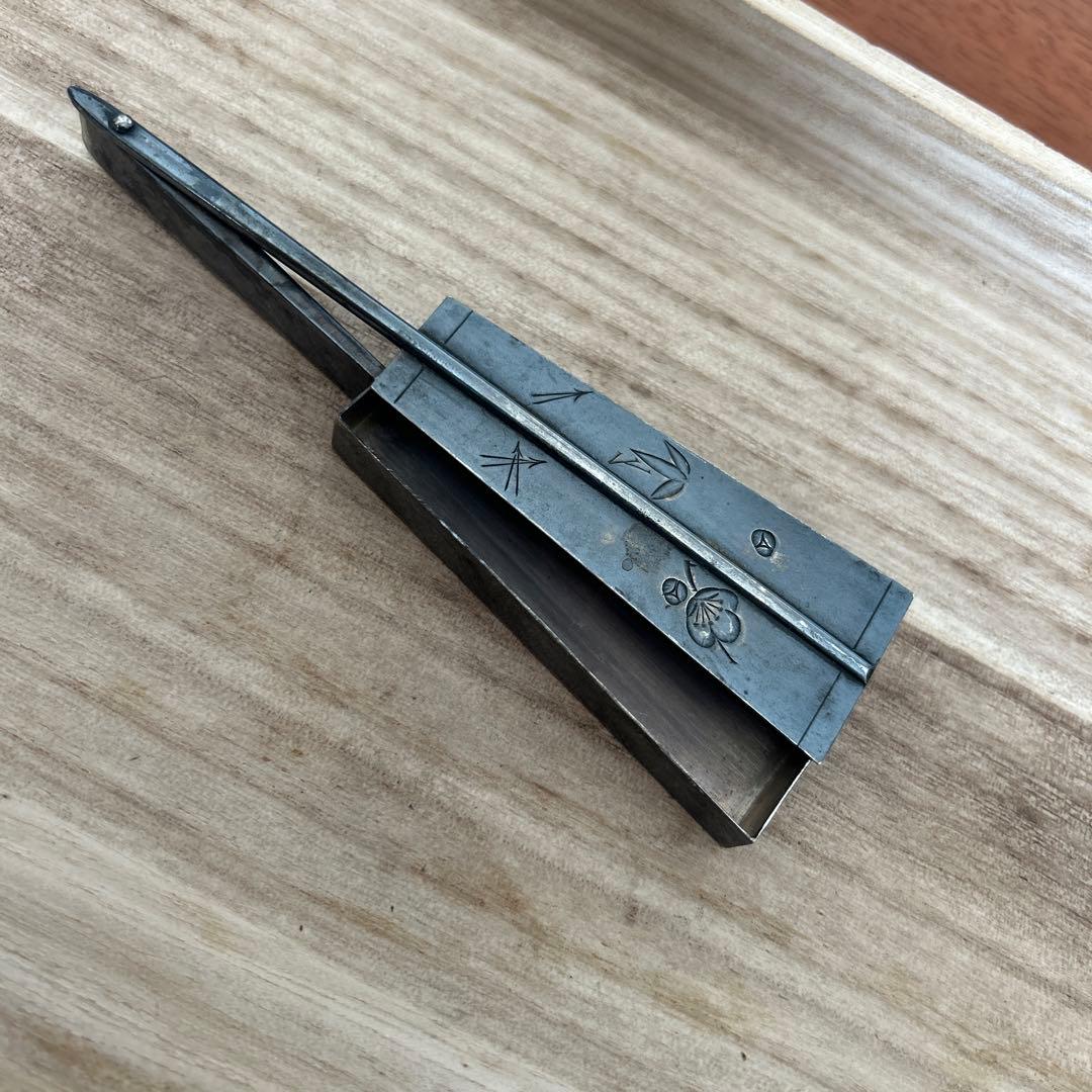 銀製　扇子型　楊枝入れ细工　梅　紅葉32g