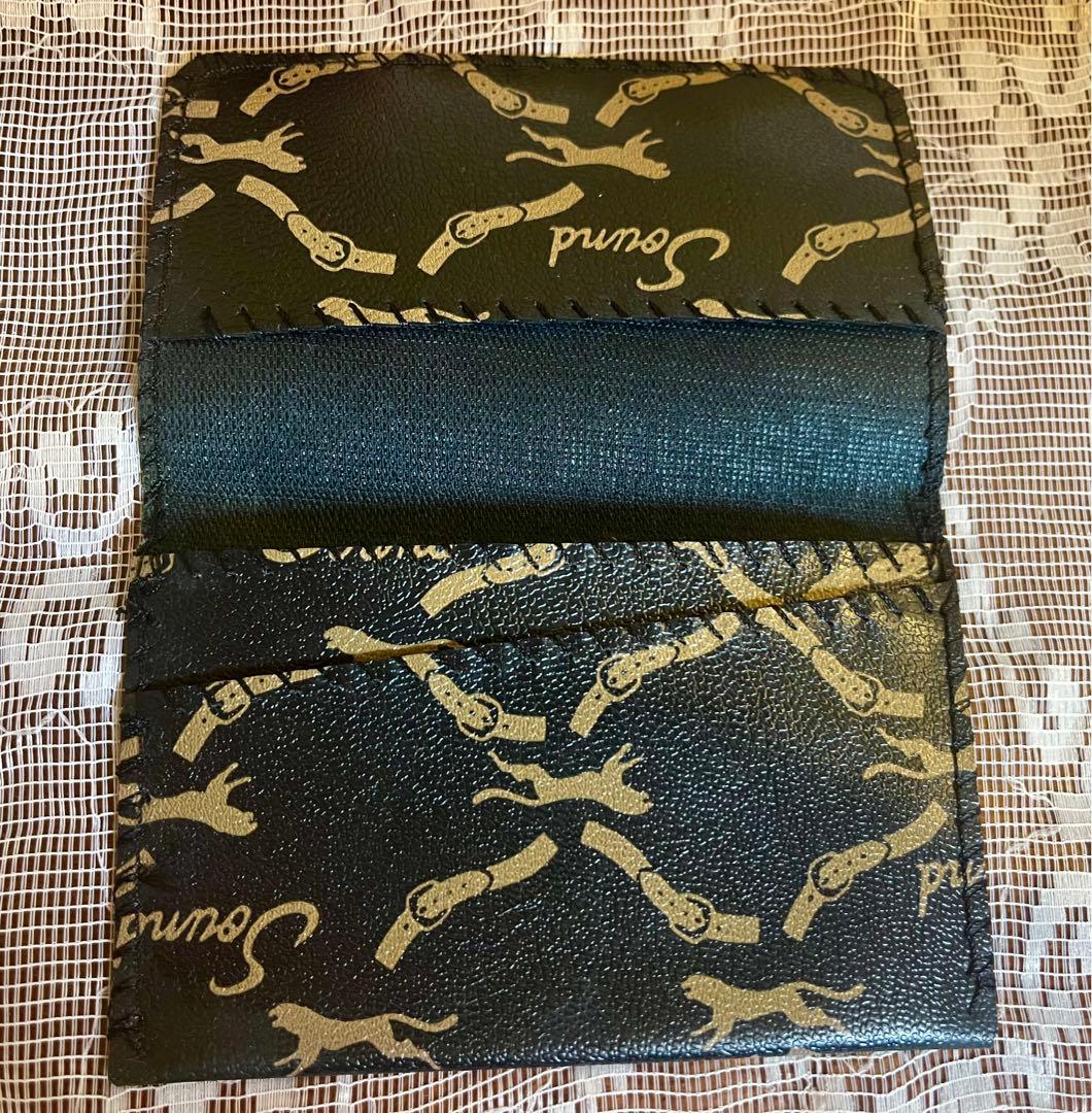 猫デザインの革製ポーチ