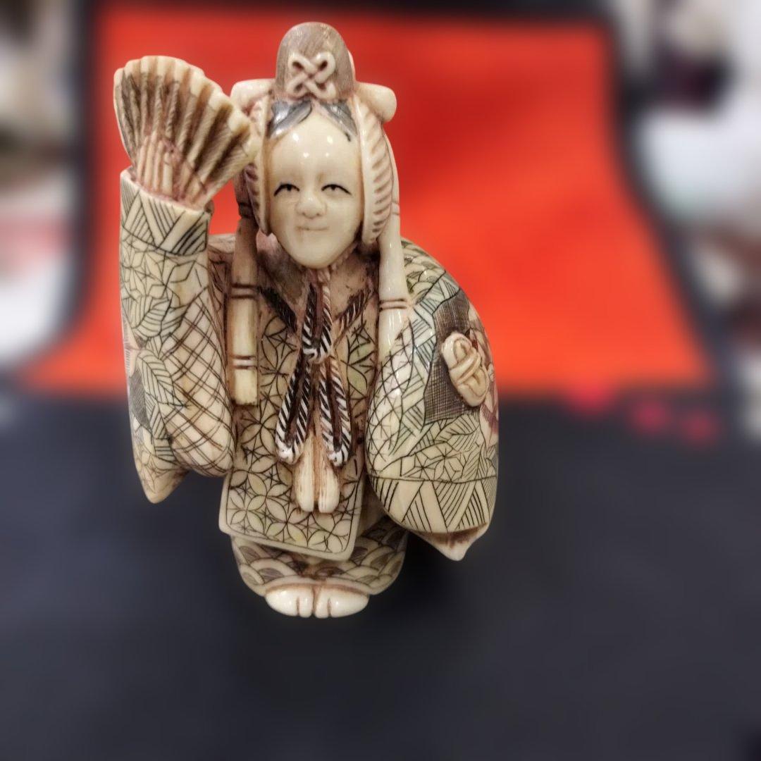 日本の扇子を持つ人形