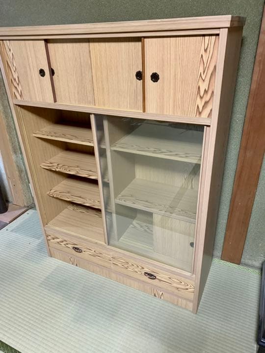 和風の趣き漂う格子引き戸の茶箪笥(食器棚、茶棚、収納棚)