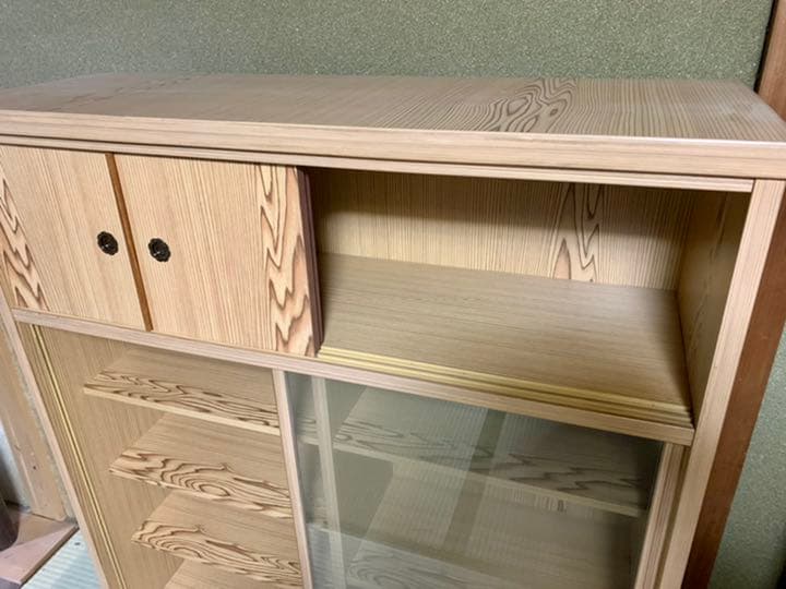 和風の趣き漂う格子引き戸の茶箪笥(食器棚、茶棚、収納棚)