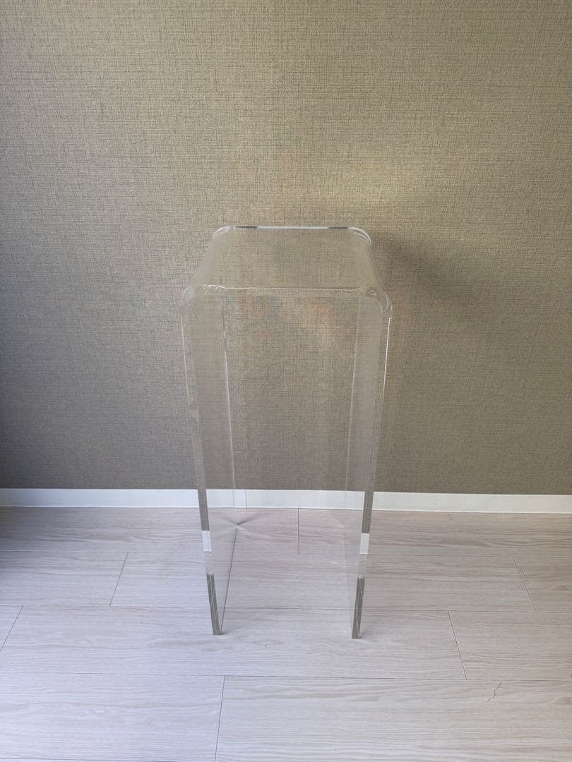 アクリル製の正方形テーブル