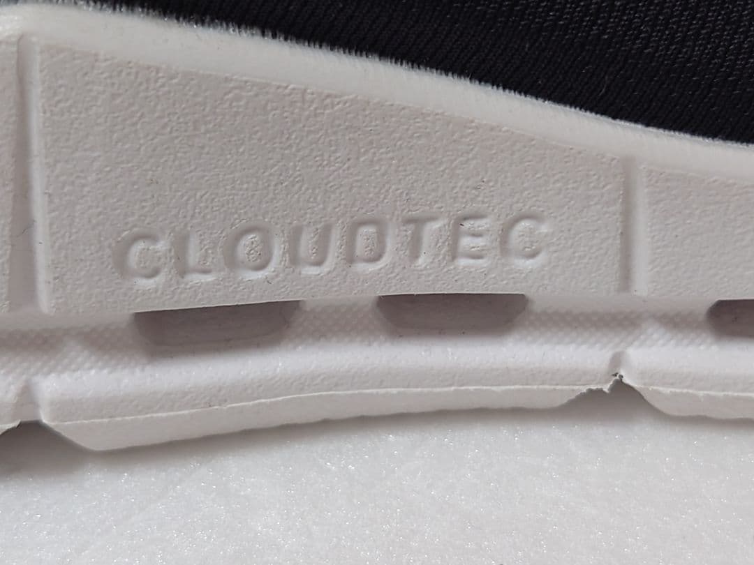 [超美品]onオンレディーススニーカー　22,5cm