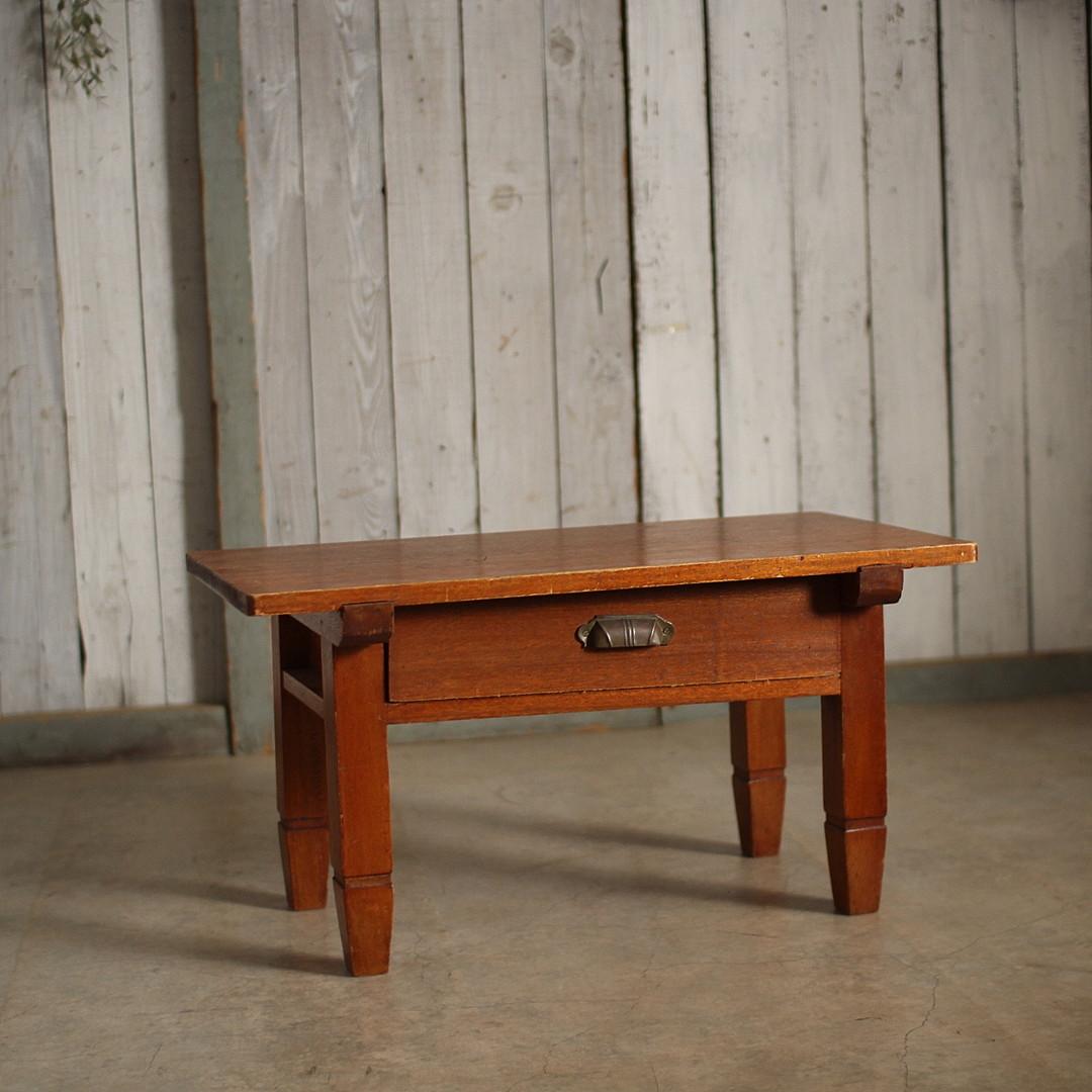 小ぶりな木製の机　引き出し　ローテーブル　サイドテーブル　作業台　文机　古家具