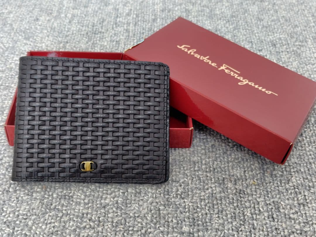 新品未使用 Salvatore Ferragamo 二つ折り財布 ブラック 箱付