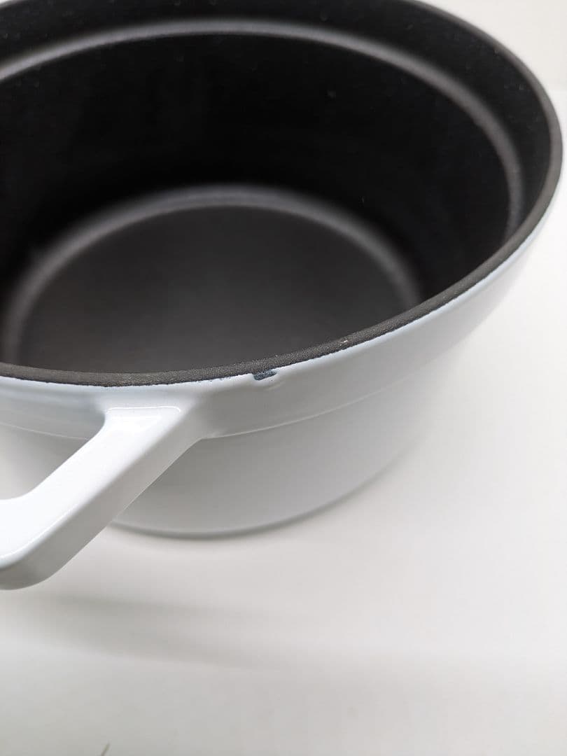 ストウブ ラ・ココットラウンド２０㎝ ホワイト シリアルナンバーつき