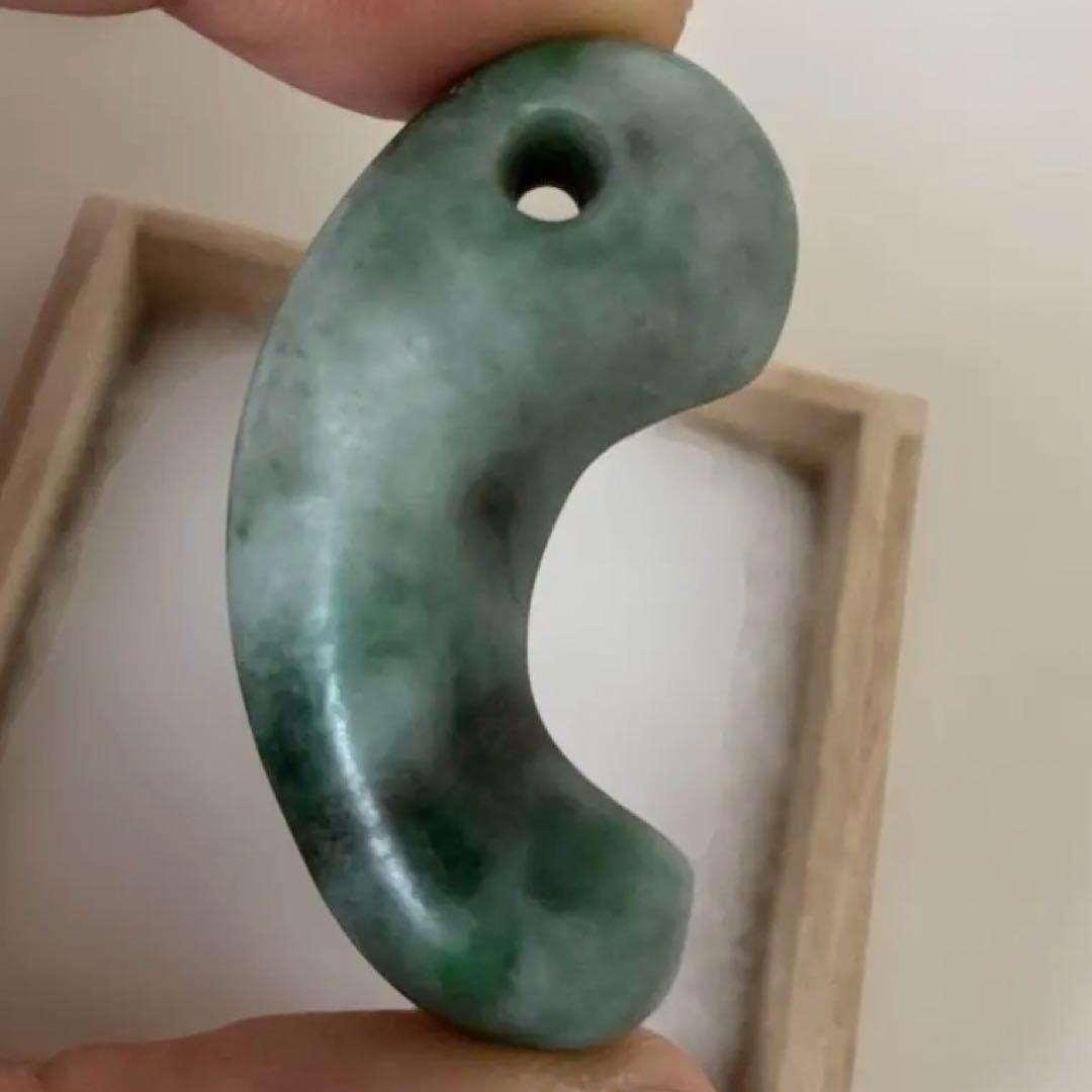 勾玉　古墳期　出土品　糸魚川　翡翠　ヒスイ　　宝石　原石