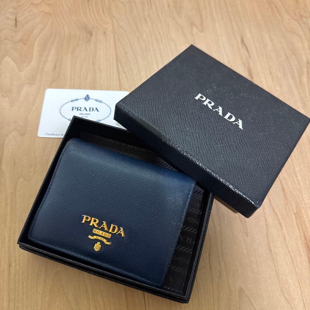 ✨特価✨ プラダ 折り財布 二つ折り 金ロゴ 型押し サフィアーノ ブルー