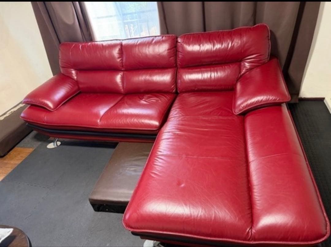 赤いレザーのL字型ソファ