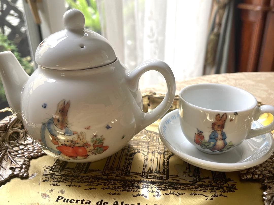 希少ピーターラビット　ミニチュアティーポット＆カップ＆ソーサ